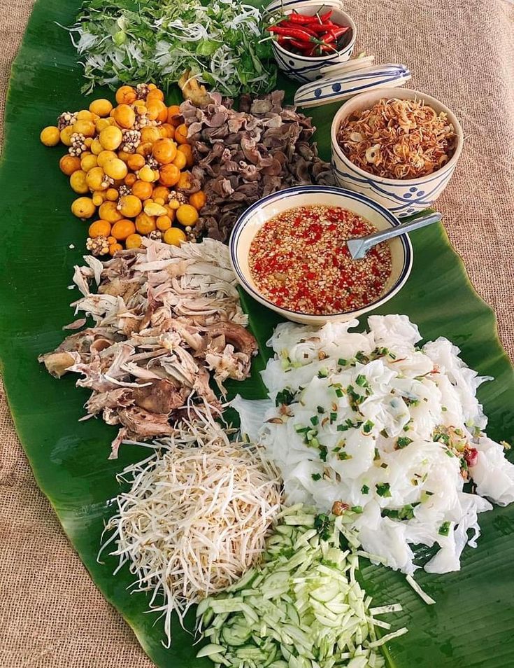 Bước 5: Trình bày và thưởng thức

Bày bánh ướt lên đĩa lớn, có thể xếp chồng nhẹ hoặc cuộn riêng từng cái.

Đặt đĩa lòng gà xào hành bên cạnh.

Rau sống – xà lách, rau thơm, dứa/thơm – rửa sạch, để ráo và xếp ở một góc.

Đặt chén nước mắm chua ngọt gần bên.

Khi ăn: bạn lấy một miếng bánh ướt, đặt một ít lòng gà xào lên, một vài lá rau sống, thêm chút dứa/thơm nếu muốn – cuộn lại, rồi chấm vào nước mắm. Hương vị mềm – giòn – tươi – chua – mặn hòa quyện sẽ khiến bạn thích mê.

Nhâm nhi thêm chút trà nóng hoặc một ly nước mát để món ăn thêm trọn vị.