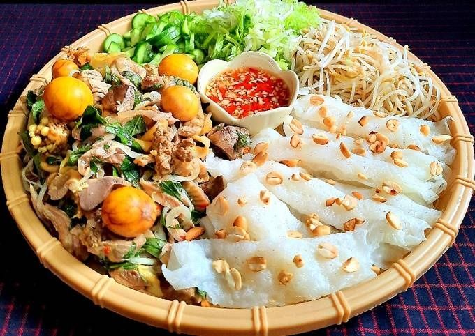 Trong bài viết này, yêu bếp núc sẽ chia sẻ công thức làm bánh ướt lòng gà chi tiết — từ nguyên liệu, cách làm từng bước, bí quyết để bánh mềm mịn, lòng gà thơm, nước chấm đậm đà — đồng thời lồng thêm các lưu ý kỹ thuật, mẹo chọn nguyên liệu, và ý tưởng biến tấu để món ăn thêm phần hấp dẫn. Nếu bạn muốn làm tại nhà để chiêu đãi cả gia đình hoặc đãi khách, thì không nên bỏ qua bài viết này.