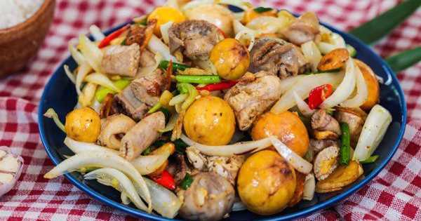 Bước 3: Xào lòng gà

Trong khi tráng bánh, bạn bắt chảo lên bếp, cho 1 thìa dầu ăn (hoặc mỡ gà nếu bạn giữ lại mỡ gà khi sơ chế), đun nóng.

Cho hành tím thái mỏng và tỏi băm vào, phi tới khi vàng thơm. Bạn sẽ thấy mùi hành tỏi dậy rất hấp dẫn.

Cho lòng gà (đã rửa sạch và để ráo) vào chảo, xào ở lửa lớn khoảng 2 phút để lòng săn lại. Sau đó nêm vào: ½ thìa cà phê muối, ½ thìa cà phê đường, ¼ thìa cà phê tiêu xay. Xào tiếp khoảng 3-4 phút tới khi lòng gà vừa chín tới, không bị quá mềm nhão.

Cuối cùng cho hành lá thái nhỏ vào, đảo nhanh và tắt bếp. Hành lá giúp tạo mùi thơm tươi và màu sắc đẹp mắt cho món.

Bạn có thể để lòng gà vào một cái đĩa giữ ấm hoặc để riêng để khi cuốn bánh sẽ dễ thao tác.