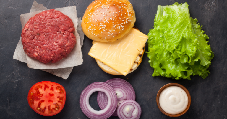 Nguyên liệu làm hamburger thịt bò ngon, mọng nước

Để có chiếc hamburger hoàn hảo, bạn nên chuẩn bị nguyên liệu tươi và chất lượng.

Nguyên liệu cho 4 bánh hamburger

Thịt bò xay: 500g (nên chọn loại có 20% mỡ để thịt mềm và mọng nước)

Bánh mì burger: 4 cái

Phô mai lát Cheddar: 4 lát

Xà lách: 1 cây

Cà chua: 2 quả

Hành tây: 1 củ

Bơ lạt: 30g

Trứng gà: 1 quả (tùy chọn)

Gia vị: Muối, tiêu, tỏi băm, bột hành, dầu olive

Nước sốt gợi ý:

Sốt mayonnaise

Sốt tương cà

Sốt mustard

Hoặc sốt đặc biệt tự làm