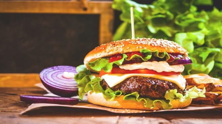 Bước 6: Lắp ghép bánh hamburger hoàn chỉnh

Theo trình tự chuẩn nhà hàng:

Bánh mì phần đáy

Sốt

Xà lách

Cà chua

Hành tây

Miếng thịt bò phô mai

Sốt thêm nếu thích

Bánh mì phần trên

Nhấn nhẹ để các lớp kết dính nhưng không ép quá mạnh làm chảy nước thịt.