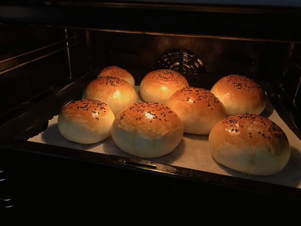 Bước 3: Nướng giòn bánh mì burger

Để bánh thơm và không bị ỉu, bạn nên phết một ít bơ lên mặt trong bánh rồi:

Nướng trên chảo nóng 1–2 phút hoặc

Cho vào lò nướng 180°C trong 2–3 phút

Bánh giòn nhẹ sẽ giúp giữ kết cấu tuyệt vời khi kẹp nhân.