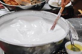 Bước 1: Làm phần bột bánh ướt

Cho 300 g bột gạo và 50 g bột năng vào một tô lớn, trộn đều với 1 thìa cà phê muối và 1 thìa cà phê đường.

Đun nóng 700 ml nước: nếu bạn có nồi, đun tới khi gần sôi thì giảm lửa nhỏ.

Từ từ đổ nước đang nóng vào hỗn hợp bột, vừa đổ vừa khuấy thật đều bằng phới lồng để tránh bột bị đóng cục.

Khi hỗn hợp bột hòa tan hoàn toàn, cho 2 thìa canh dầu ăn vào và khuấy thêm một lần nữa. Dầu sẽ giúp bánh không dính khuôn và khi tráng bánh mềm mượt hơn.

Để bột nghỉ khoảng 10-15 phút để bột nở và sẵn sàng tráng.