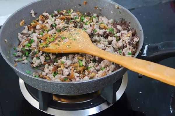 Bước 1: Xào phần nhân bánh ướt

Thịt heo rửa sạch, thái nhỏ hoặc băm nhỏ vừa ăn.

Tôm rửa sạch, lột vỏ, bỏ chỉ lưng. Có thể để nguyên miếng nhỏ hoặc thái nhỏ một chút tùy thích.

Mộc nhĩ ngâm nước cho nở, rửa sạch nhiều lần để loại bỏ bụi, thái nhỏ.

Phi hành tím + tỏi với 1 thìa dầu ăn cho thơm; sau đó cho thịt heo vào xào đến khi săn lại.

Tiếp theo cho tôm và mộc nhĩ vào xào chung, nêm với tiêu, hạt nêm, đường; xào đến khi tôm chín tới, nhân ráo, hơi khô.

Cuối cùng cho hành lá vào, đảo đều rồi tắt bếp. Để nhân nguội chút trước khi dùng để nhân bánh.