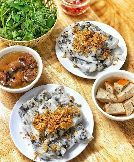 Bước 4: Hoàn thiện phần ăn kèm và nước chấm

Để món bánh ướt trở nên trọn vẹn, phần ăn kèm và nước chấm đóng vai trò rất lớn.

Phần ăn kèm

Rau sống: rửa sạch, để ráo nước. Các loại như xà lách, giá, dưa leo cắt lát mỏng giúp món ăn thêm tươi mát.

Chả lụa hoặc nem nướng: nếu dùng nem, bạn có thể nướng hoặc chiên sơ để có phần vỏ giòn bên ngoài, thơm mùi.

Hành phi: phi nhỏ hành tỏi rồi vớt ra cho vàng và giòn — rắc lên bánh khi cuốn sẽ thêm phần hấp dẫn.

Đậu phộng rang giã nhỏ (nếu bạn thích vị bùi) cũng là lựa chọn rất ổn.

Nước chấm chua ngọt

Hòa trộn các thành phần như đã chuẩn bị ở phần “Nguyên liệu”: nước mắm, đường, chanh/giấm, tỏi, ớt. Khuấy đều cho đường tan hoàn