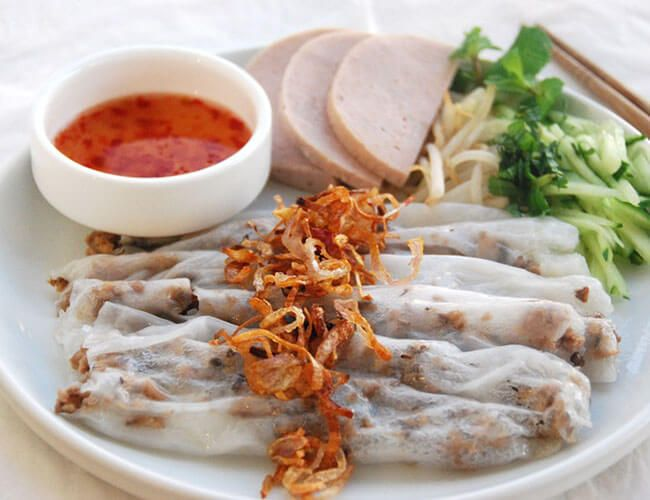 Bánh ướt – một món ăn dân dã mà vẫn đầy hấp dẫn của ẩm thực Việt Nam. Khi nhắc đến bánh ướt, nhiều người nghĩ ngay đến sợi bánh mỏng, mềm lướt cùng đồ cuốn như chả, nem, rau sống và chén nước mắm chua ngọt. Trong bài viết này, bạn sẽ được hướng dẫn chi tiết cách làm bánh ướt tại nhà — từ chuẩn bị tới hoàn thiện — để bạn có thể tự tay làm món này ngay trong gian bếp của mình.

Hãy chuẩn bị cùng yêu bếp núc để khám phá một trải nghiệm thú vị: từ khâu chọn nguyên liệu, pha bột, tráng bánh, lựa chọn nhân và cách thưởng thức món bánh ướt thơm ngon nhé!